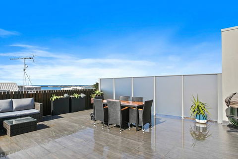 APOLLO 13 PENTHOUSE - Free Wifi & Huge Terrace! - Accommodation Main Beach 3