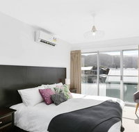 APOLLO 13 STUDIO - free wifi opposite beach - Accommodation Main Beach