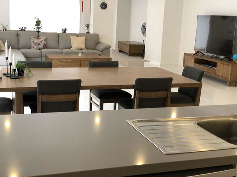 Apple House Upper Point Cook - Accommodation Main Beach 2