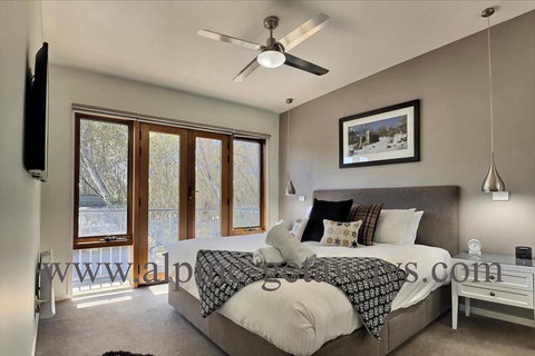 Apres - Accommodation Main Beach 1