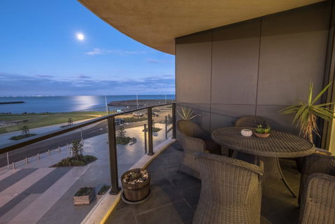 Apt 221 Marinaquays - Accommodation Main Beach 0