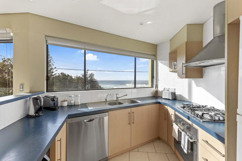 Aqua Shores Award Winning Apartment - Accommodation Main Beach 1