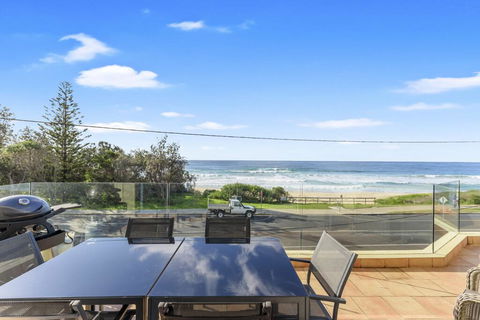 Aqua Shores Award Winning Apartment - Accommodation Main Beach 0