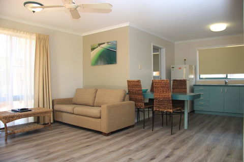 Aqua Villa Holiday Apartments - Accommodation Main Beach 1