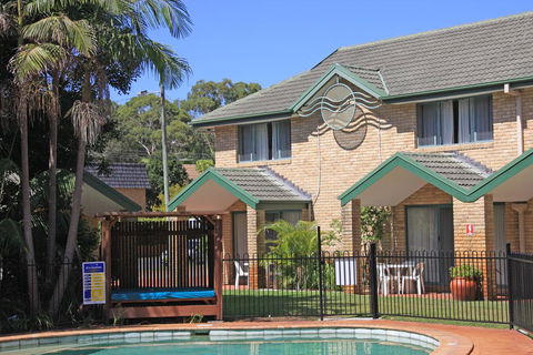 Aqua Villa Holiday Apartments - Accommodation Main Beach 0