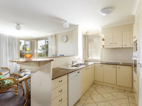 Aquarius Apartment 9 - Accommodation Main Beach 2