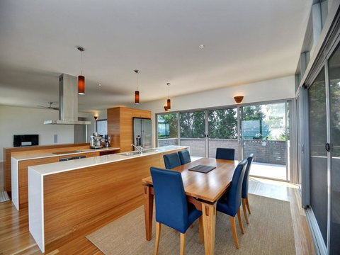 Architectural Design On The Beach - Accommodation Main Beach 3