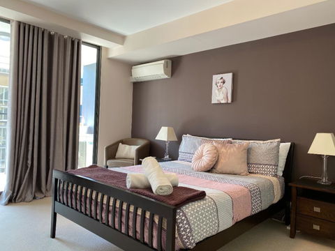 ARENA RESORT STYLE EXEC FREE NETFLIX WIFI WINE - Accommodation Main Beach 2