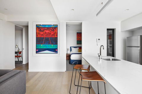 Art Series - The Johnson - Accommodation Main Beach 1