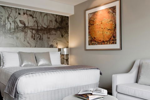 Art Series - The Olsen - Accommodation Main Beach 2