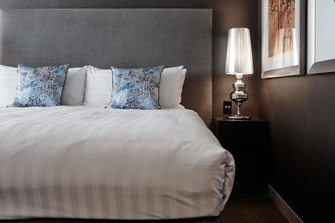 Art Series - The Olsen - Accommodation Main Beach 1