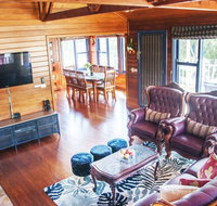 Artee House - A Bright Escape - Accommodation Main Beach