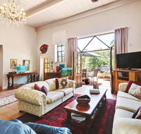 Arty Warehouse Apartment - stroll to South beach - Accommodation Main Beach