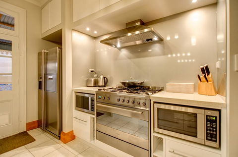 Ashcroft Apartment - Accommodation Main Beach 2