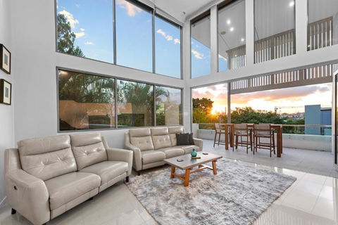 Luxurious Living - 3Bed-3Bath-1Car-Pool - Balmoral - Accommodation Main Beach 0