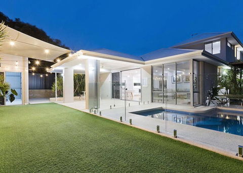 Luxury Executive Home With Pool - Accommodation Main Beach 0