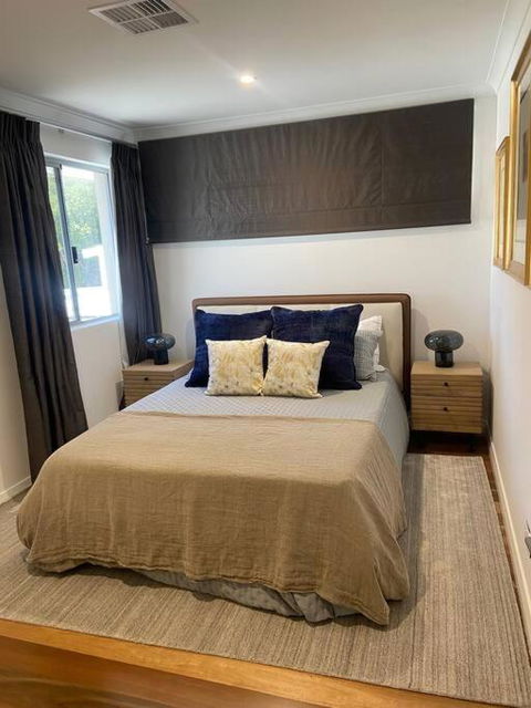 Luxury Executive Home With Pool - Accommodation Main Beach 2