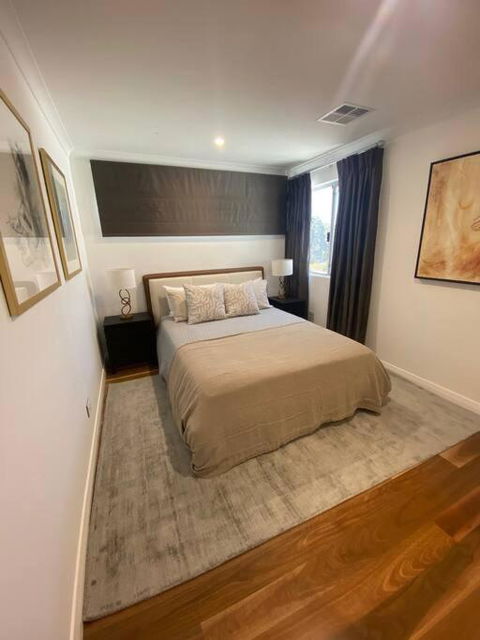 Luxury Executive Home With Pool - Accommodation Main Beach 3