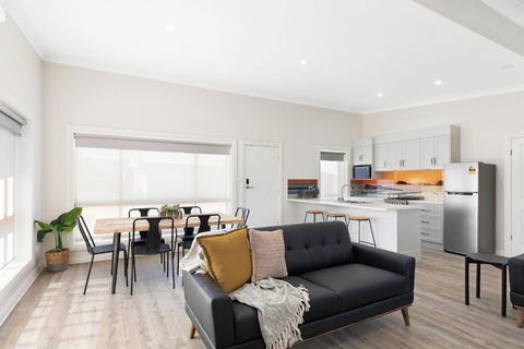 Luxury Apartments And Motel Rooms - Free Wifi - Close To Beach - Accommodation Main Beach 0