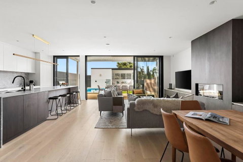 Luxury NEW 5BDRM Oasis With Heated Pool - Accommodation Main Beach 1