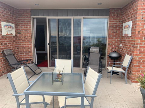 Luxury Ocean View Retreat - Accommodation Main Beach 3