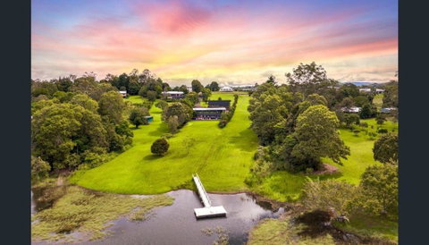 Luxury On Lake Tinaroo Lakefront Living - Accommodation Main Beach 2
