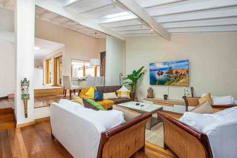 Luxury Retreat Home - 4bed House W/Parking - Mins From CBD - Accommodation Main Beach 0