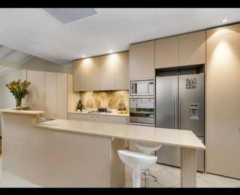 Luxury Retreat Home - 4bed House W/Parking - Mins From CBD - Accommodation Main Beach 3