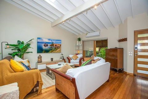 Luxury Retreat Home - 4bed House W/Parking - Mins From CBD - Accommodation Main Beach 2