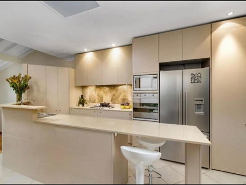 Luxury Retreat Home - 4bed House W/Parking - Mins From CBD - Accommodation Main Beach 1