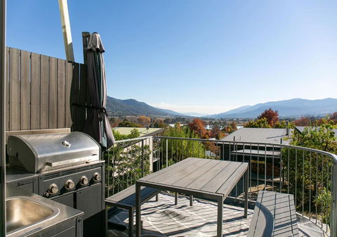 Luxury Scandinavian Townhouse - Accommodation Main Beach 3