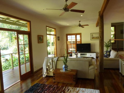 Magnolia Cottage - Accommodation Main Beach 2