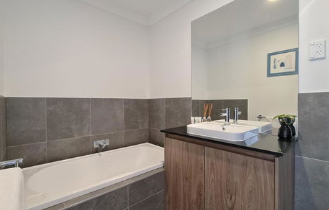 Mambourin Home By GoodLive - Accommodation Main Beach 1