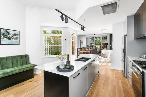 MANHATTAN STYLE 3 STORY LUXURY IN ST PETERS - Accommodation Main Beach 0
