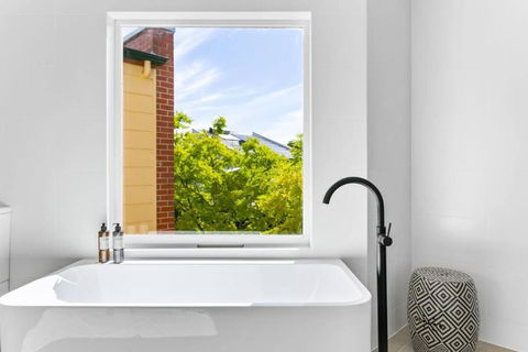MANHATTAN STYLE 3 STORY LUXURY IN ST PETERS - Accommodation Main Beach 2