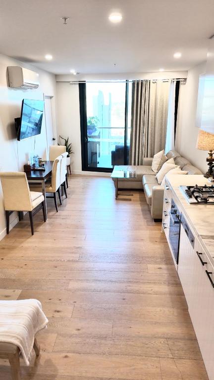 M-city Shopping Center Apartment - Executive Twin King Ensuites - Fully Equipped - Free Parking, Fast Wifi, Smart TV, Netflix, Complementary Drinks & Amenities - Clayton 3168 - Accommodation Main Beach 3