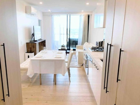 M-city Shopping Center Apartment - Executive Twin King Ensuites - Fully Equipped - Free Parking, Fast Wifi, Smart TV, Netflix, Complementary Drinks & Amenities - Clayton 3168 - Accommodation Main Beach 0