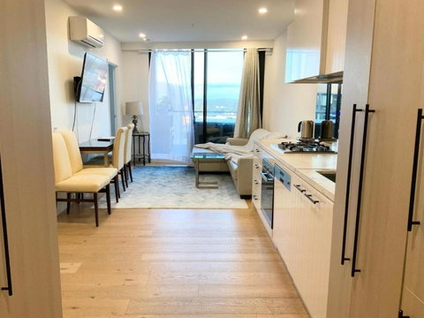 M-city Shopping Center Apartment - Executive Twin King Ensuites - Fully Equipped - Free Parking, Fast Wifi, Smart TV, Netflix, Complementary Drinks & Amenities - Clayton 3168 - Accommodation Main Beach 1