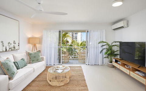 Main Beach Coastal Apartment - Accommodation Main Beach 0
