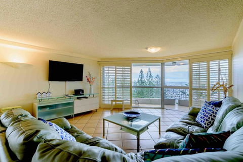 Main Beach Waterfront Apartment - Accommodation Main Beach 3