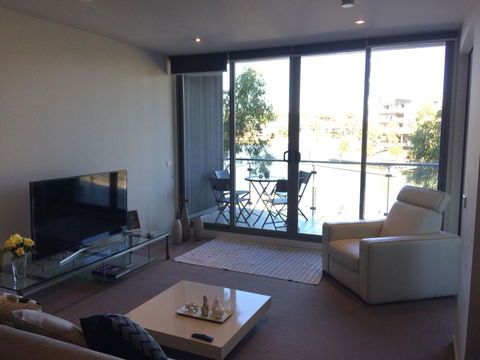 Marina View Apartment On The Maribyrnong River, Melbourne - Accommodation Main Beach 3