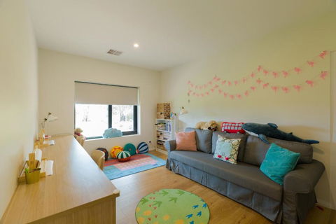 Mattner House Family Vacation Resort - Accommodation Main Beach 0