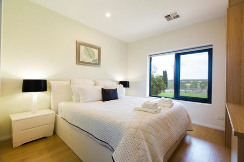 Mattner House Family Vacation Resort - Accommodation Main Beach 1