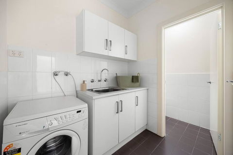 Mawson Lakes Retreat - 3BR, Wifi, Parking - Accommodation Main Beach 1