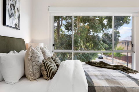Mawson Lakes Retreat - 3BR, Wifi, Parking - Accommodation Main Beach 2