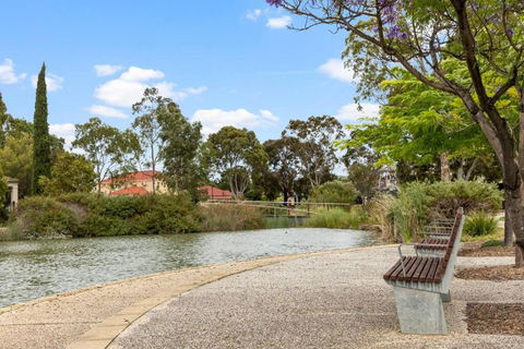 Mawson Lakes Retreat - 3BR, Wifi, Parking - Accommodation Main Beach 3