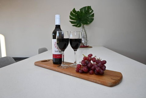 Mawson Red - Free Pool Access -Onsite Parking-Netflix-5 Mins To Mawson Interchange - Accommodation Main Beach 0