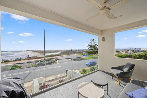 Meander - Port Noarlunga South - C21 SouthCoast Holidays - Accommodation Main Beach 1
