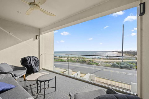 Meander - Port Noarlunga South - C21 SouthCoast Holidays - Accommodation Main Beach 2