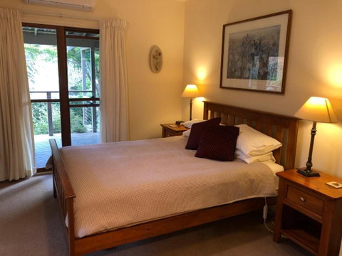 Meriba B And B - Accommodation Main Beach 3